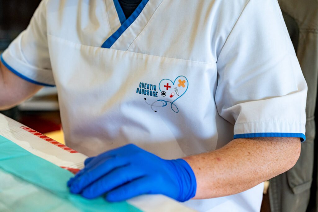 Quentin Haubruge - Soins infirmiers à Havelange qui installe son matériel avant un soin